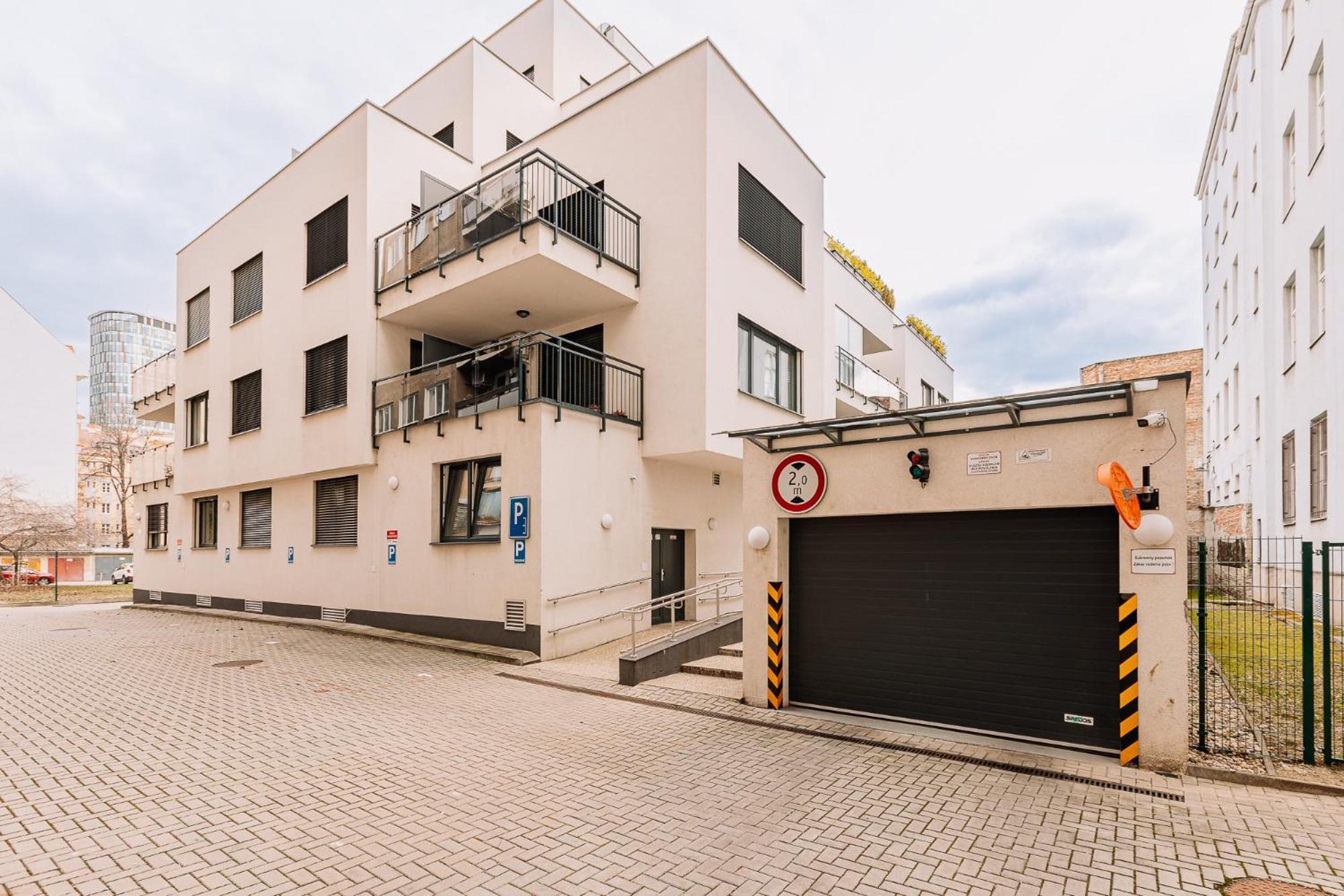 Skau 1 Old Town Family & Business Apartment Free Parking Bratislava Ngoại thất bức ảnh