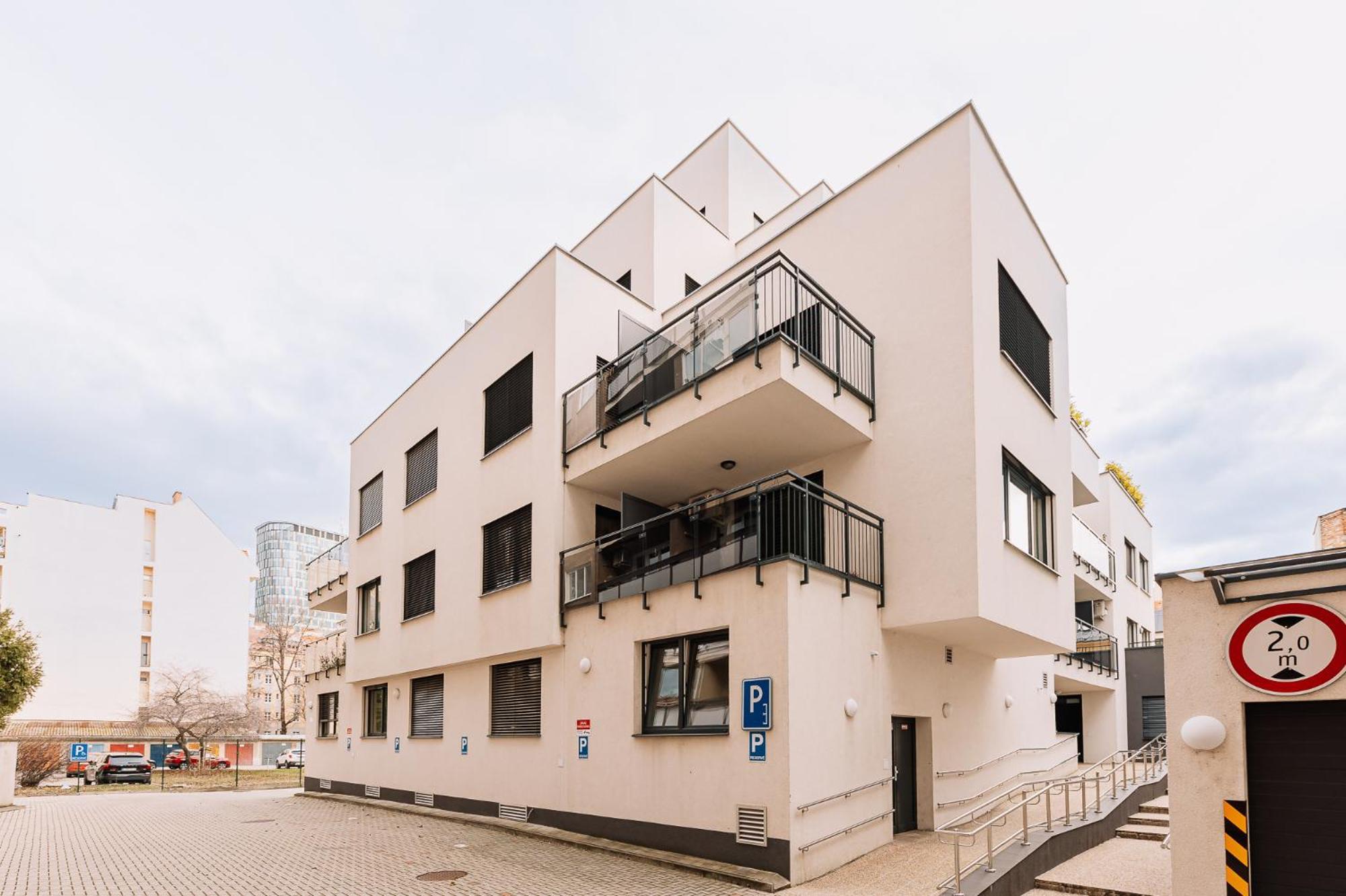 Skau 1 Old Town Family & Business Apartment Free Parking Bratislava Ngoại thất bức ảnh
